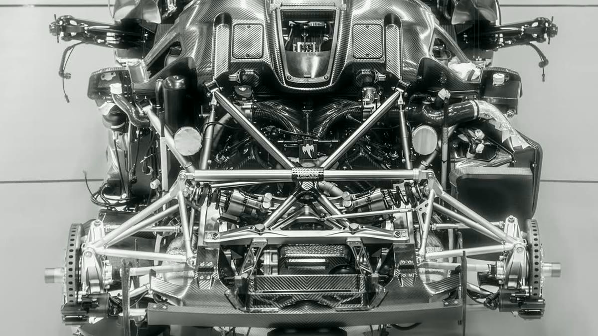 High-end supercar chassis and drivetrain
