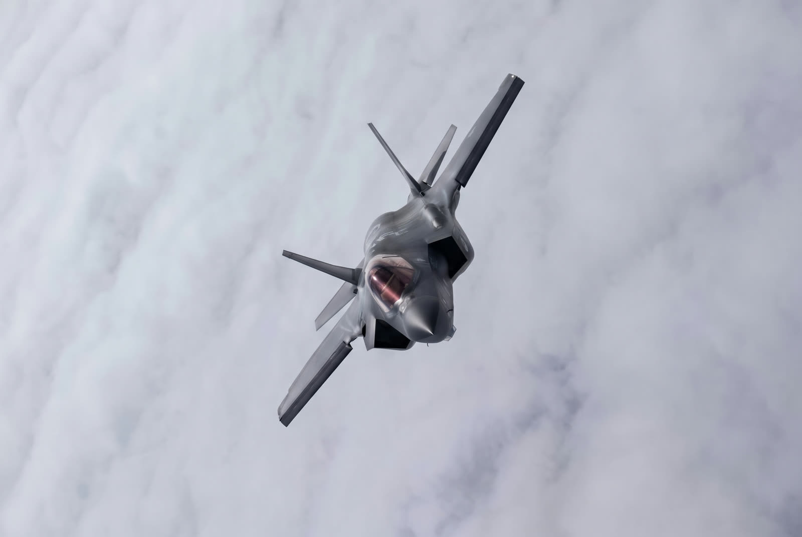 Fifth-generation fighter jet banking through cloud
